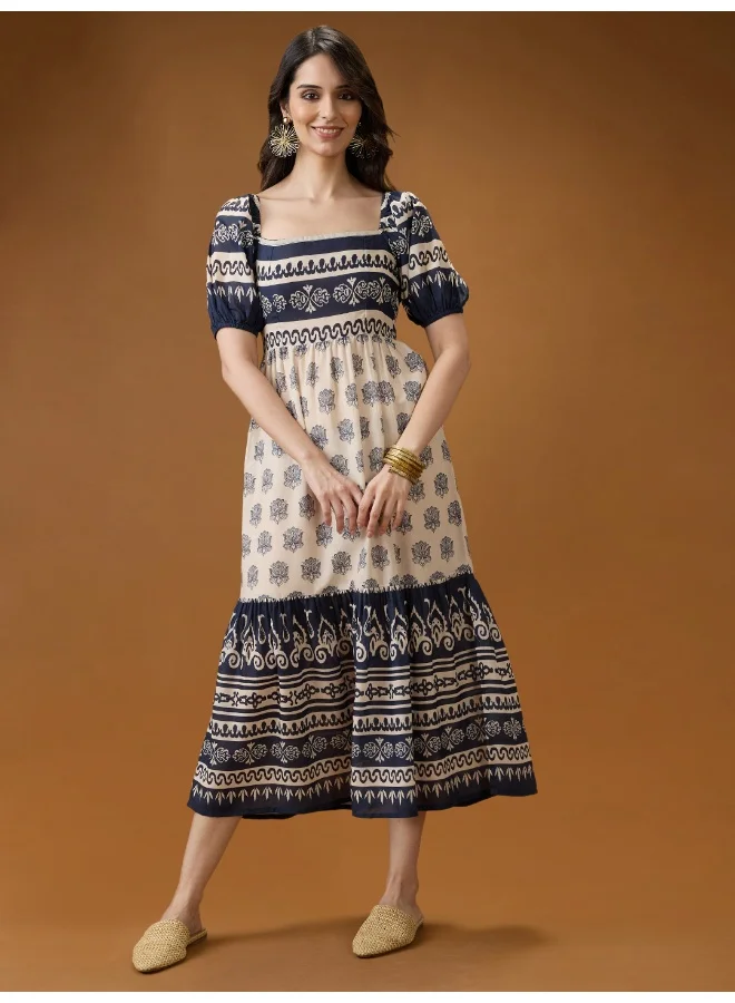 جلو باص فستان ميدي نسائي أزرق بياقة مربعة وأكمام منفوشة وطبعات عرقية وخصر مزموم وتصميم واسع من الأسفل